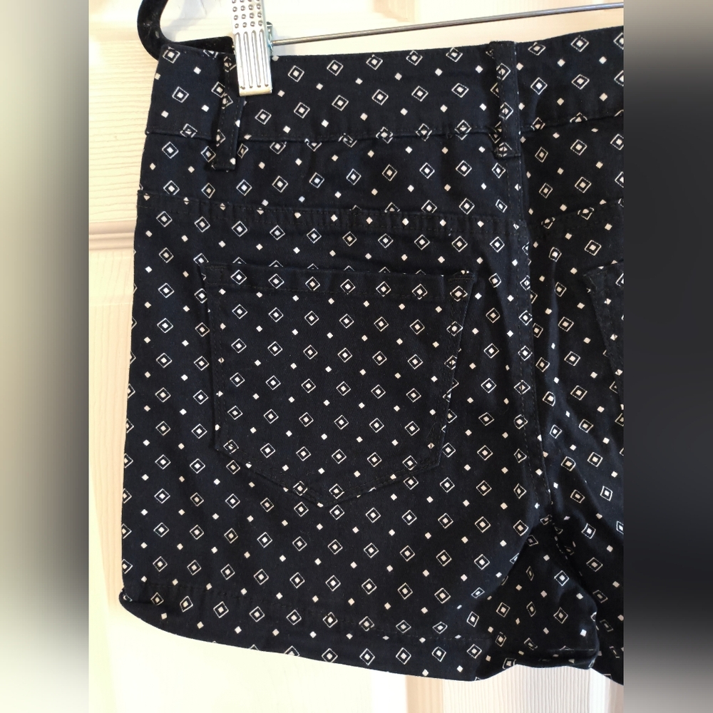 Kohls SO Sz 7 Shortie High Rise Stylish Black Patterned Women's Shorts - Picture 7 of 9